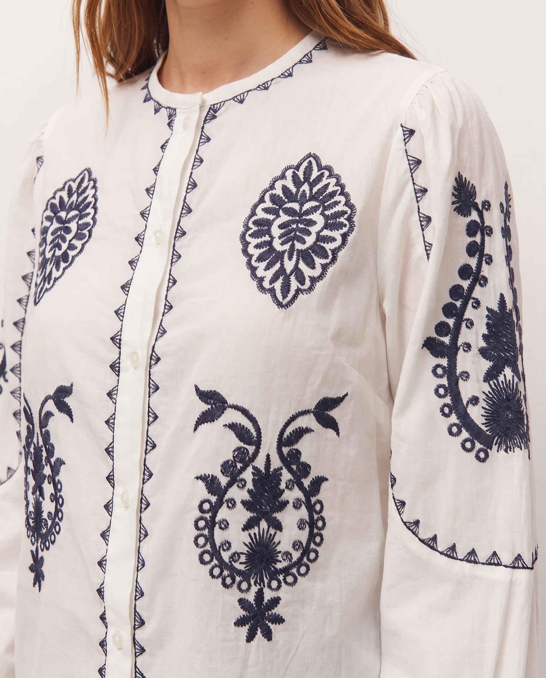 Camisa bordada bicolor - Image 3