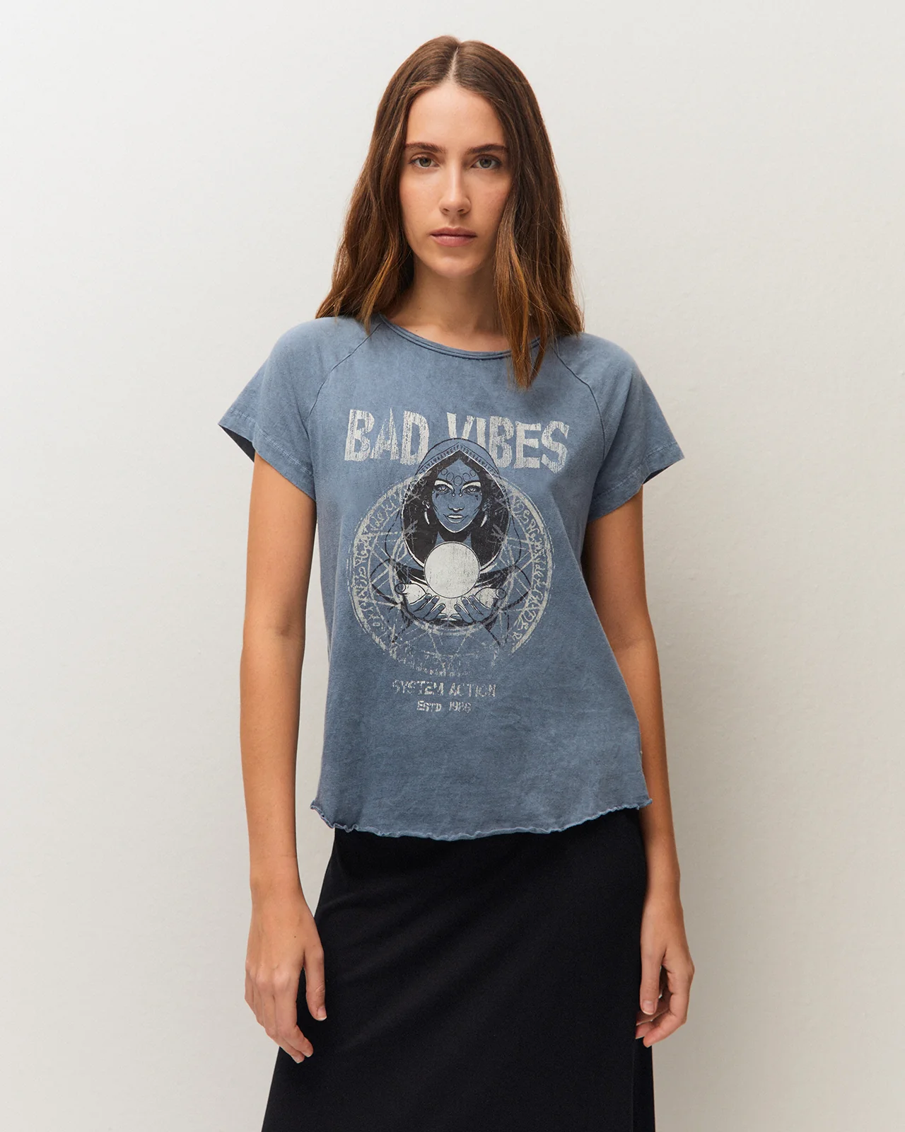 Camiseta manga renglant efecto delavado con un estampado de una videnta - Image 2
