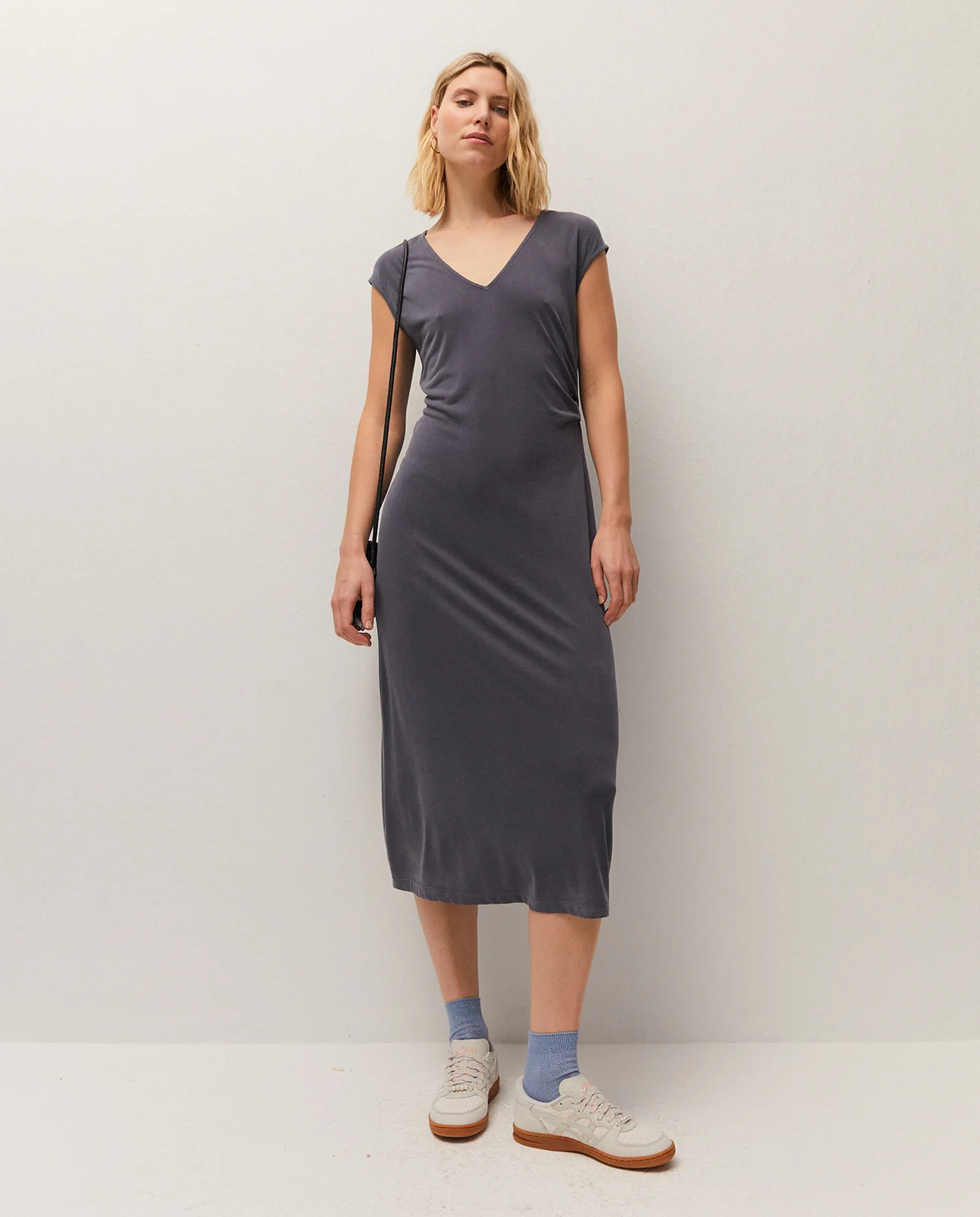 Vestido midi escote pico. detalle de frunce en cintura