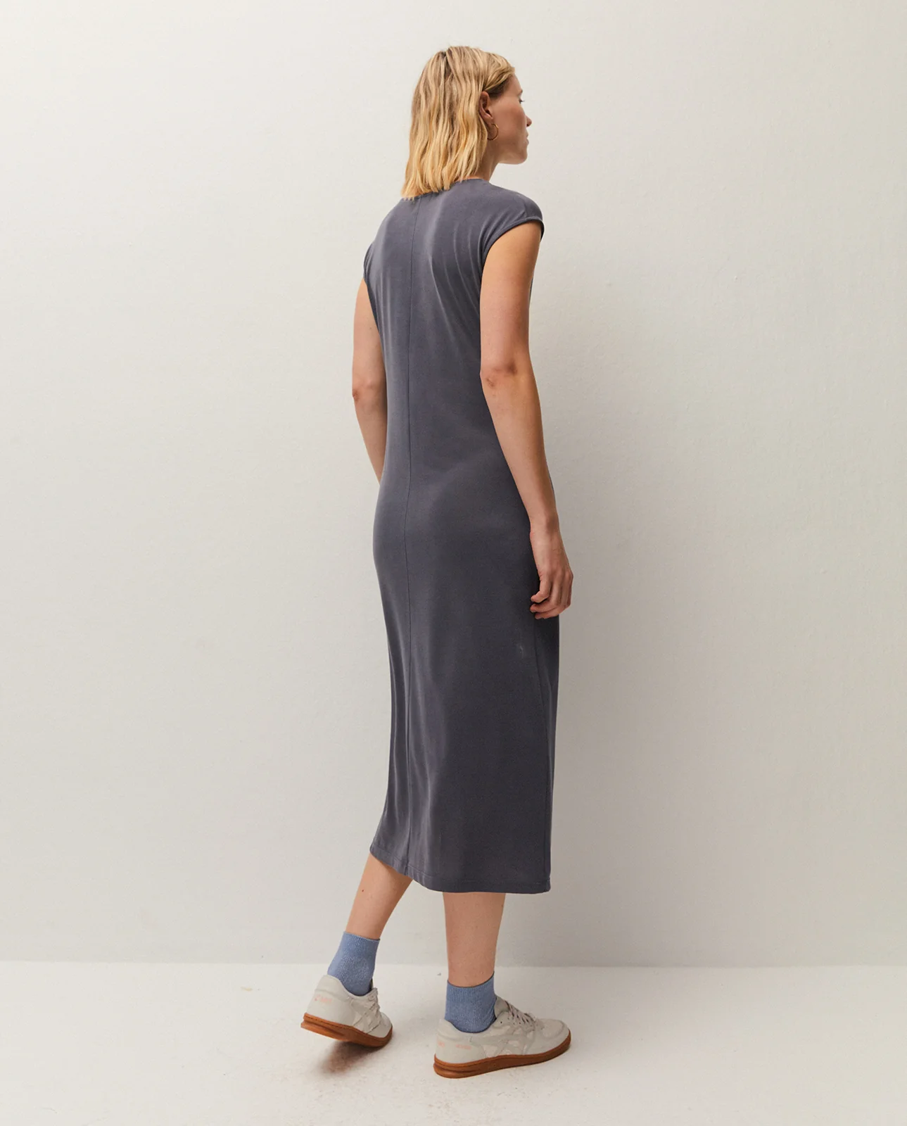 Vestido midi escote pico. detalle de frunce en cintura - Image 2